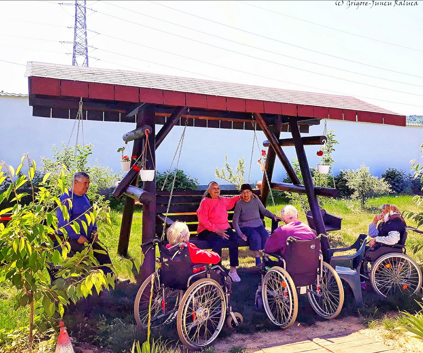 caminul asv varstnicii se bucura de aer curat